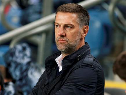 יבחן את שחקניו ויקבל החלטות. קראסטיץ' (אלן שיבר)