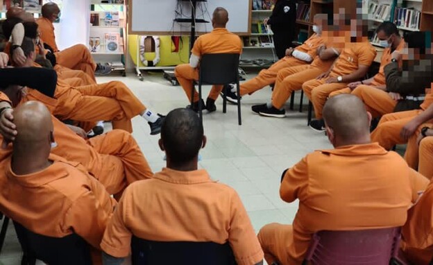 האסירים שמשתתפים בתוכנית ״אל-מנארה״ בהרצאה (צילום: דוברות שב