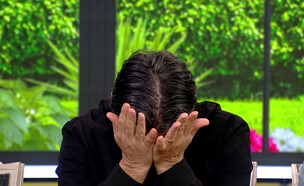 ג'ובאני רוסו פורץ בבכי כשנזכר באביו שנפטר (צילום: מתוך "כמעט שבת שלום", קשת12)