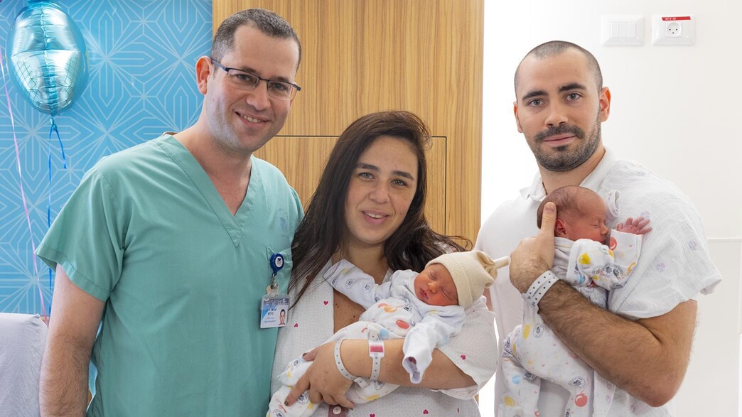 האישה שילדה תאומים שגדלו ברחמים נפרדים,