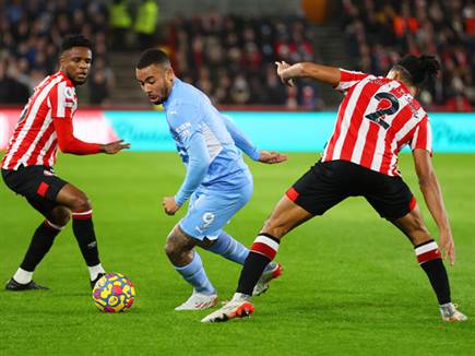 ז'סוס וסיטי התקשו מול ההגנה של הדבורים (Getty)