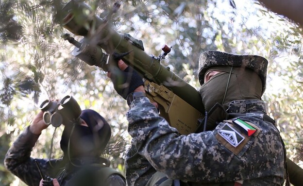 חמושים בטילים בעזה (צילום: DPRKJones@Twitter)