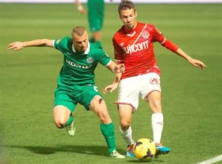 במדי הפועל ת"א. האוהדים מיררו את חייו (אלן שיבר)