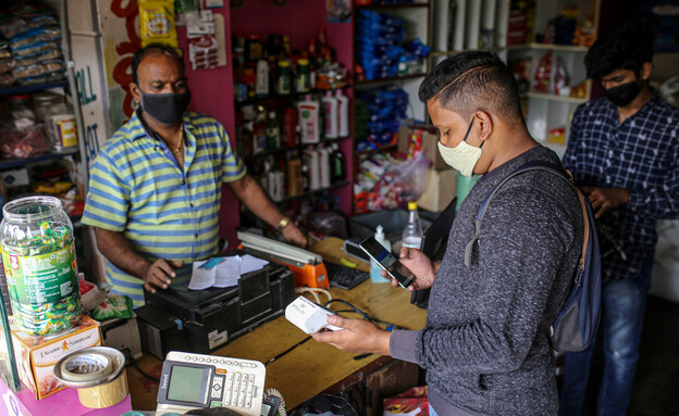 עושים שימוש באפליקציה במכולת בהודו  (צילום: Dhiraj Singh, Bloomberg via Getty)