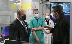 ראש הממשלה בנט בבית החולים שיבא תל-השומר (צילום: עמוס בן גרשום, לע"מ)