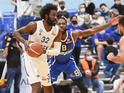 שליטה שלו מתחת לסלים הערב. אונואקו (ברני ארדוב)