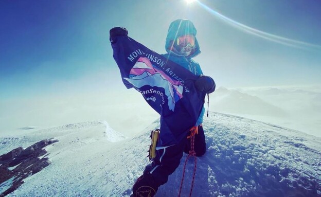 ארין פריסי על פסגת הר וינסון מסיב, אנטארקטיקה  (צילום: transending7@, instagram)
