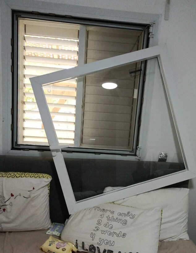החלון שנפל על מיטת הילד (צילום: הכל באשכול)