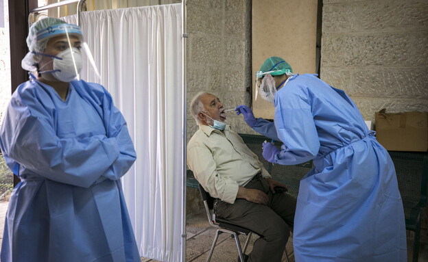 בדיקות קורונה לקשישים  (צילום: אוליביה פיטוסי , פלאש 90)