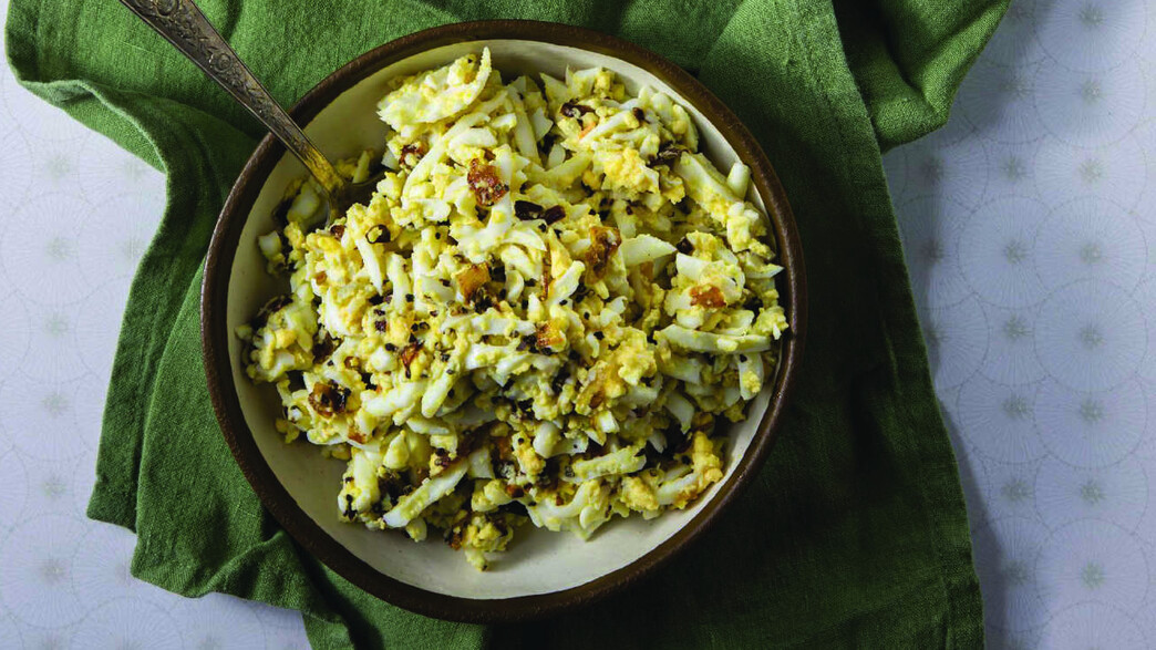 סלט ביצים עם בצל מטוגן 