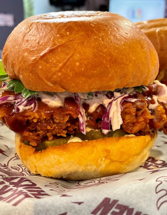 לאקי צ'יקן ביתן אהרון 