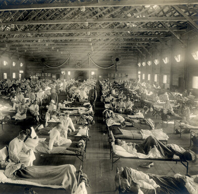 בית חולים מאולתר מטפל בנפגעי השפעת הספרדית בקנזס (צילום:  Otis Historical Archives Nat'l Museum of Health & Medicine, Wikipedia)