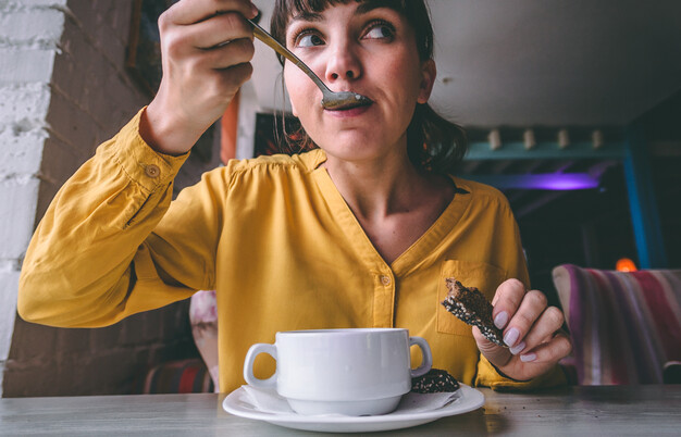 אישה שותה מרק אישה שותה מרק