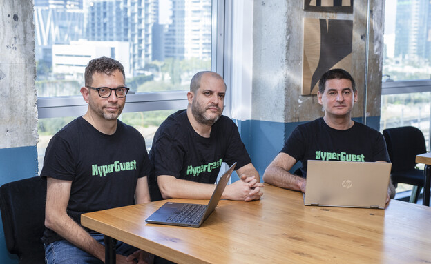 מימין: מייסדי HyperGuest ניר ירון, נעם רותם ועמית  (צילום: עופר חן)