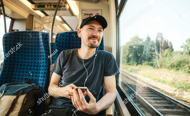 אילוסטרציה איש ברכבת (צילום: Shutterstock)
