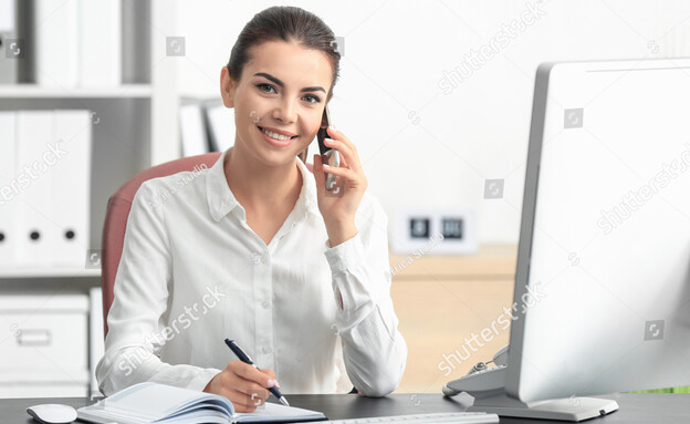 אילוסטרציה אישה במשרד (צילום: Shutterstock)