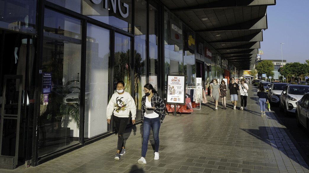 קונים במרכז ביג בכרמיאל (צילום: מיכאל גלעדי, פלאש 90)