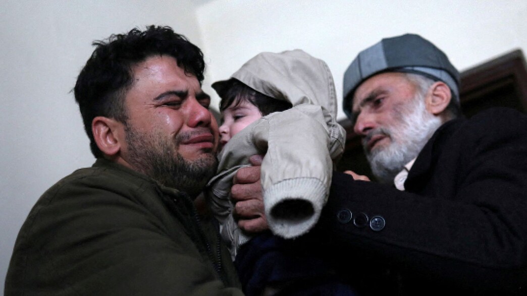 תינוקת אפגנית אוחדה עם משפחתה