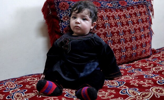 תינוקת אפגנית אוחדה עם משפחתה (צילום: SKY NEWS)
