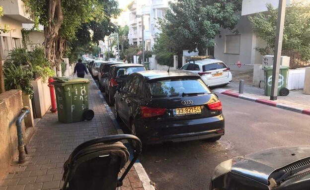 פחים חוסמים את המדרכות ברחוב רש"י בתל אביב (צילום: ירדן מזרחי)