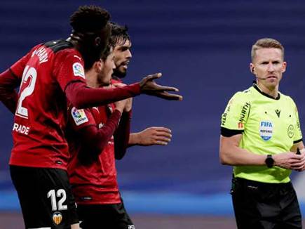 בולנסיה לא אהבו את ההחלטה שלו. הרננדס (GETTY)