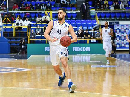 תומר גינת. שלט מתחת לסל (Getty) (צילום: ספורט 5)