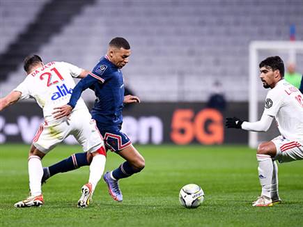 ליון סוגרת את אמבפה. סיפור המשחק בתמונה (Getty)