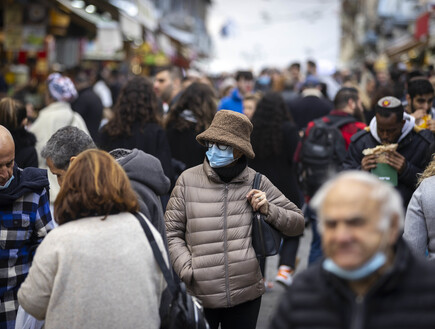 אנשים הולכים במסכות בשוק מחנה יהודה בירושלים (צילום: אוליביה פיטוסי , פלאש 90)