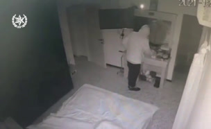 גנב מתהלך בבית בראשון לציון בזמן שאישה ישנה (צילום: דוברות המשטרה)