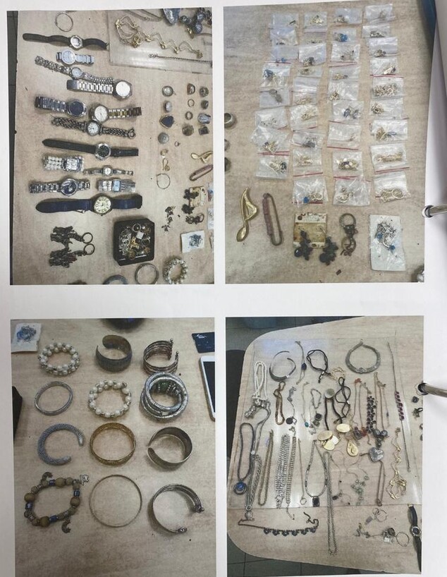 חפצים שנמצאו אצל הנאשם בגניבה (צילום: דוברות המשטרה)