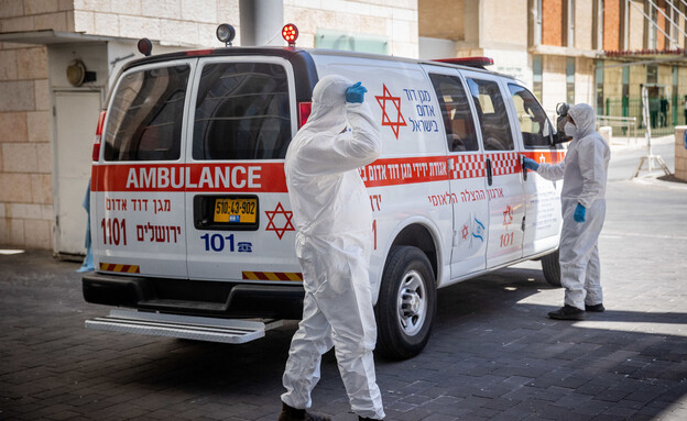 אמבולנס ופרמדיקים בבית חולים הדסה עין כרם בירושלים (צילום: יונתן זינדל, פלאש 90)