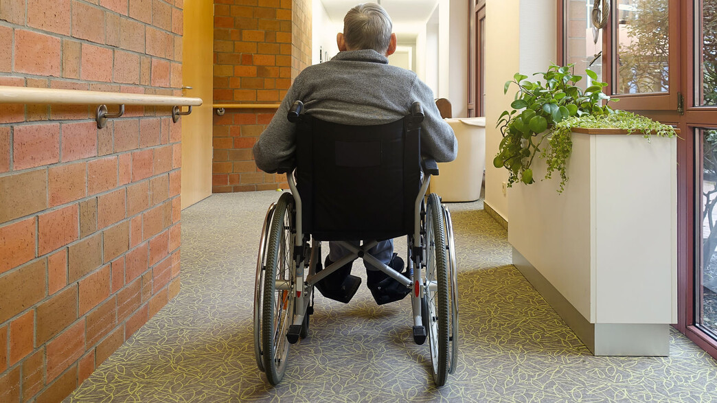 קשיש על כסא גלגלים (צילום: Lilia Solonari, Shutterstock)