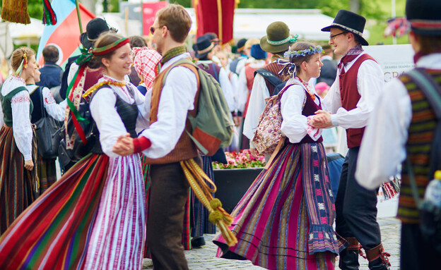 ליטא אנשים רוקדים (צילום: Ekaterina Pokrovsky, shutterstock)