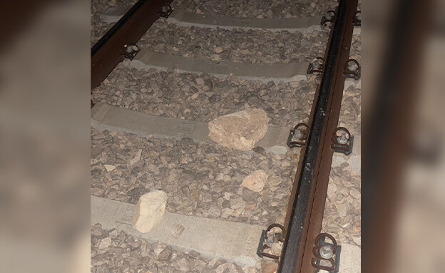 סלעים על מסילת הרכבת