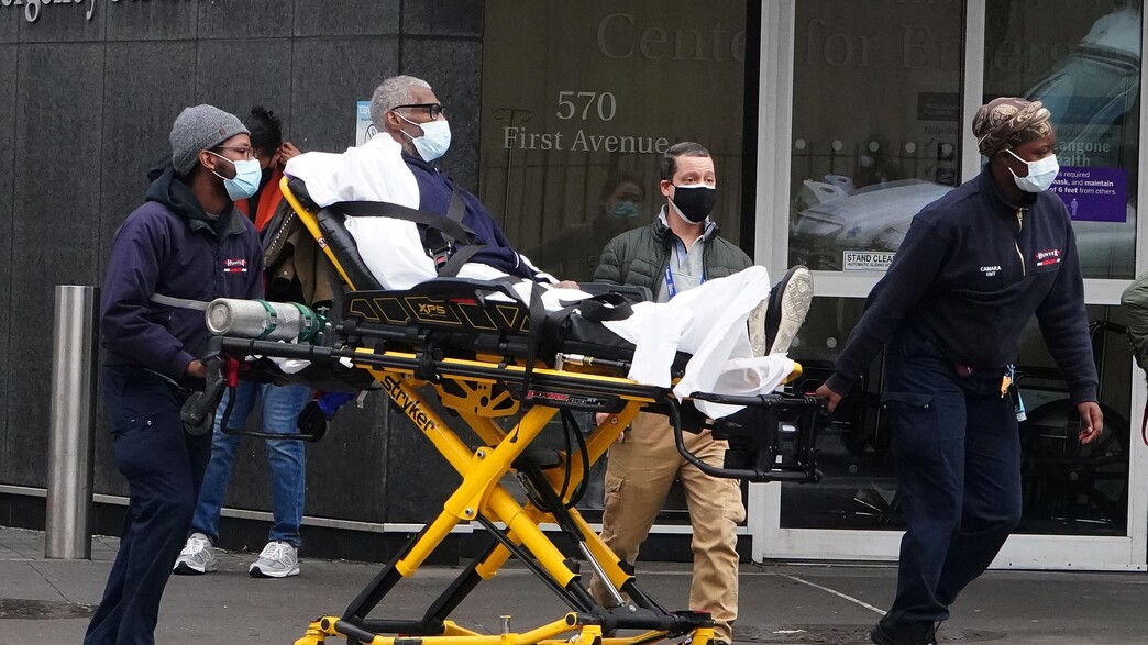 צוותים רפואיים בניו יורק מובילים חולה קורונה (צילום: רויטרס)