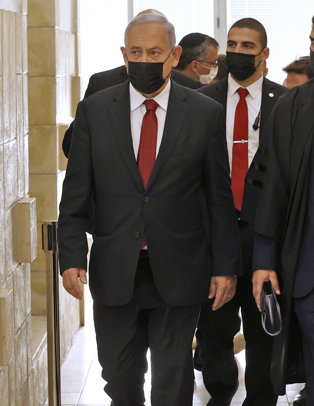 בנימין נתניהו בבית המשפט (צילום: AFP/Jack Guez/Pool/Anadolu Agency, Getty images)
