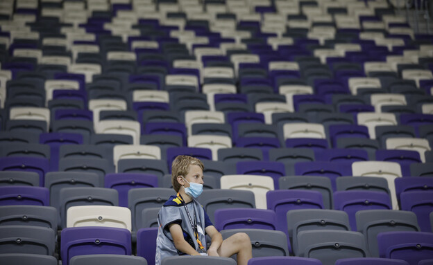 ילד יושב ביציע במהלך משחק כדורגל (צילום: רויטרס)