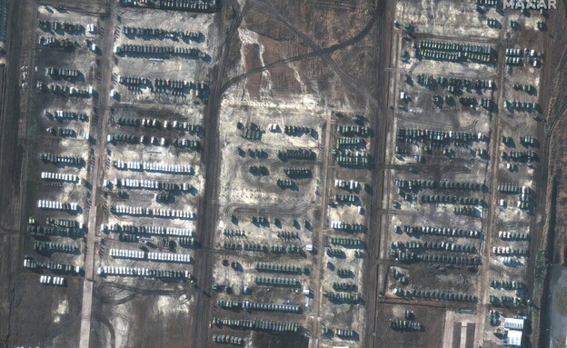 כוחות צבאיים שרוסיה מרכזת בגבול עם אוקראינה (צילום: רויטרס)