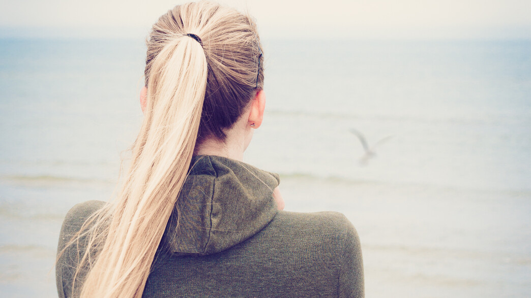 נערה עצובה, נערה מהגב נערה עצובה, נערה מהגב