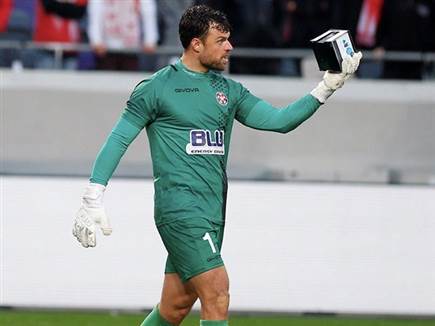 סטפן מרינוביץ' ספג שלל חפצים מכיוון היציעים שמאחורי שערו (אלן שיבר)