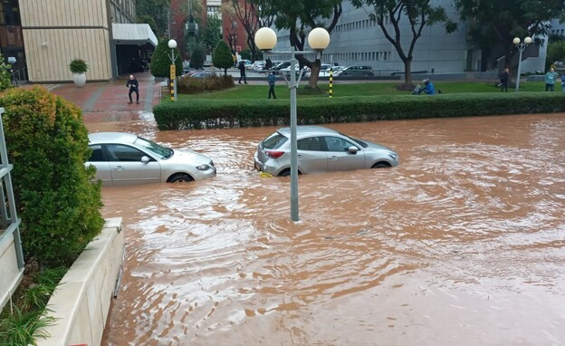 הצפות בפארק המדע רחובות (צילום: רחובות ניוז)