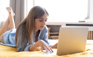 אישה עובדת עם המחשב מביתה בזמן בידוד | אילוסטרציה (צילום: 123rf)