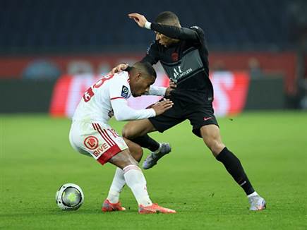 לא פחות משמונה צהובים היו במשחק (GETTY)