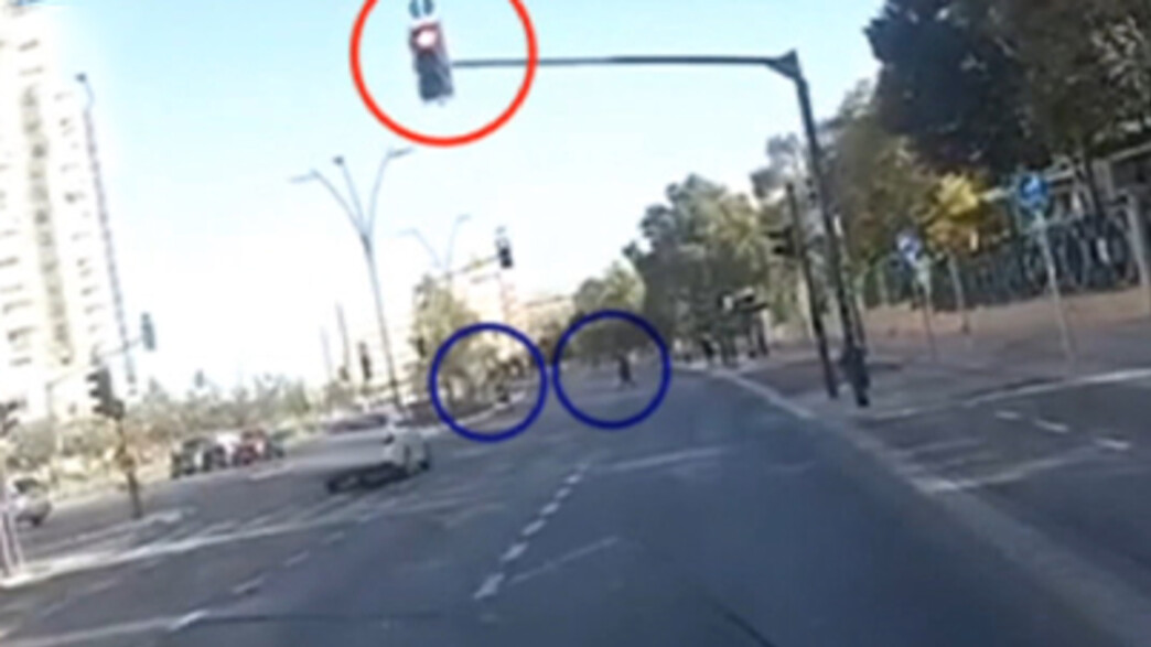 תיעוד עבירת תנועה - רכב עובר באור אדום