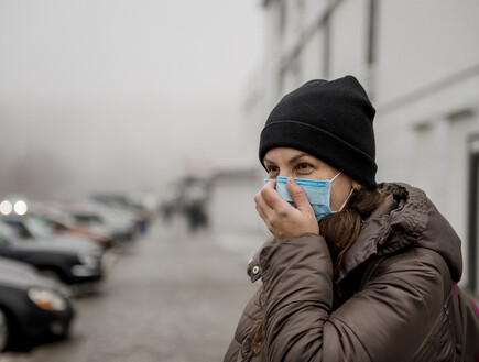 אישה עם מסכה, קורונה (אילוסטרציה: Sushitsky Sergey, shutterstock)