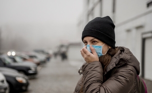 אישה עם מסכה, קורונה (אילוסטרציה: Sushitsky Sergey, shutterstock)