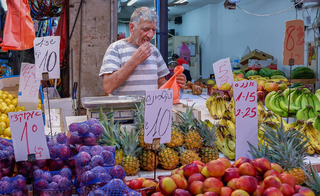 דוכן פירות בשוק הכרמל בתל אביב (צילום: TamuT, shutterstock)