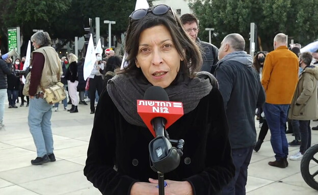 השחקנית אסי לוי, בהפגנה של עולם התרבות בכיכר הבימה (צילום: חדשות 12)