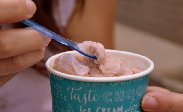גלידה בכוס חד פעמית עם כפית פלסטיק (צילום: Alexander Narraina, shutterstock)