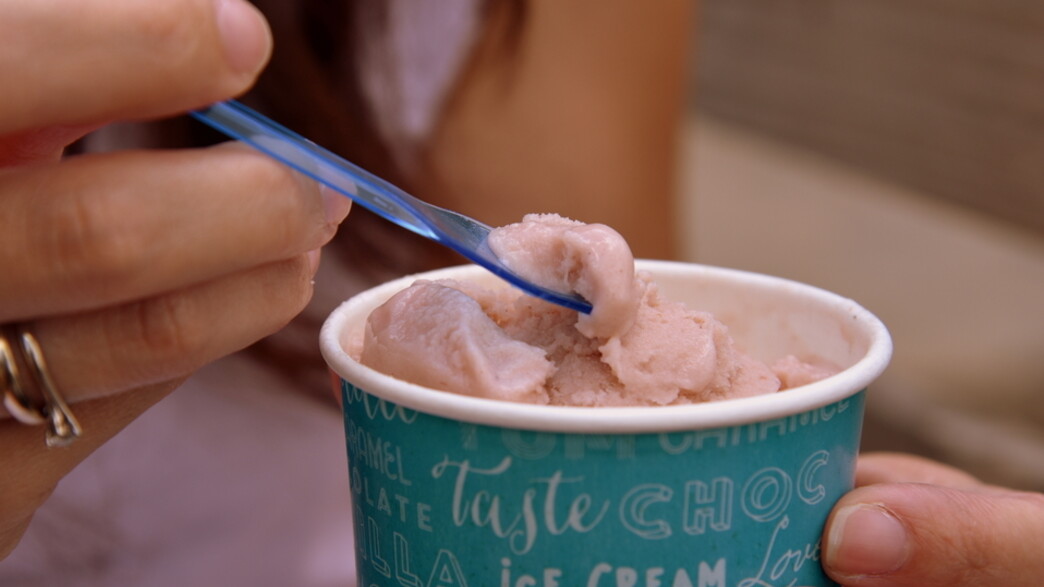 גלידה בכוס חד פעמית עם כפית פלסטיק